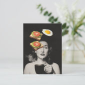 Surrealer Toast mit einer Eierfrau mit Kaffee Postkarte (Stehend Vorderseite)