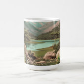 Surrealer tropischer See mit Palmen Kaffeetasse (Mittel)