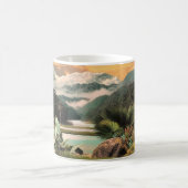 Surrealer tropischer Tal mit Palmen Kaffeetasse (Mittel)