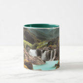 Surrealer tropischer Tal mit Wasserfällen Tasse (Zentrum)