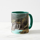 Surrealer tropischer Tal mit Wasserfällen Tasse (VorderseiteRechts)