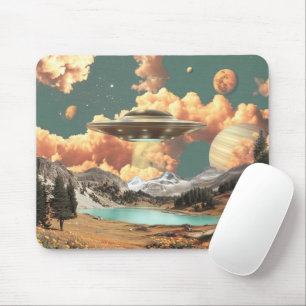 Surrealer UFO über dem Mountain Lake mit Planeten Mousepad