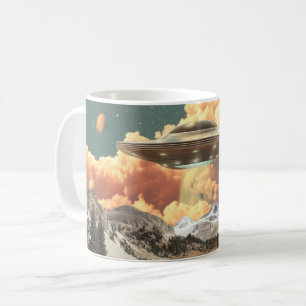 Surrealer UFO über einem Bergsee mit Planeten Kaffeetasse