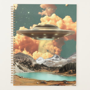 Surrealer UFO über einem Bergsee mit Planeten Planer