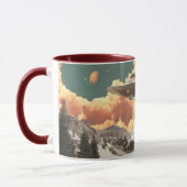 Surrealer UFO über einem Bergsee mit Planeten Tasse (Links)