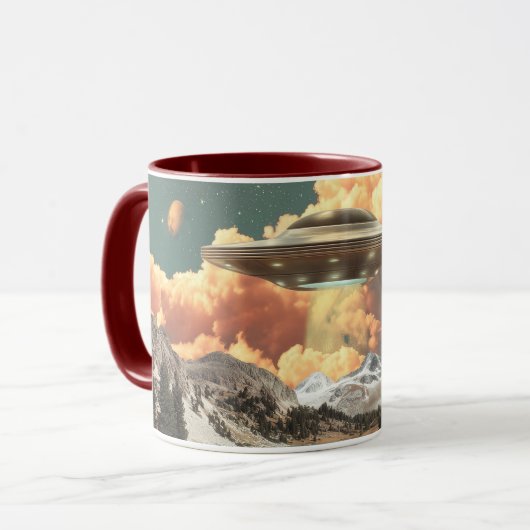 Surrealer UFO über einem Bergsee mit Planeten Tasse (Vorderseite Links)