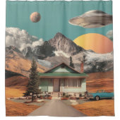 Surrealer UFO über rustikalem Haus Duschvorhang (Vorderseite)