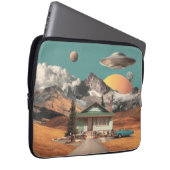 Surrealer UFO über rustikalem Haus Laptopschutzhülle (Vorne Rechts)