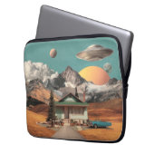 Surrealer UFO über rustikalem Haus Laptopschutzhülle (Vorderseite Links)