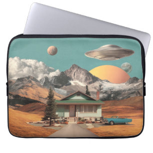 Surrealer UFO über rustikalem Haus Laptopschutzhülle
