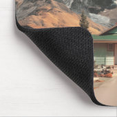Surrealer UFO über rustikalem Haus Mousepad (Ecke)
