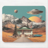 Surrealer UFO über rustikalem Haus Mousepad (Vorne)