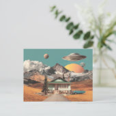 Surrealer UFO über rustikalem Haus Postkarte (Stehend Vorderseite)