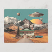 Surrealer UFO über rustikalem Haus Postkarte (Vorderseite)