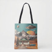 Surrealer UFO über rustikalem Haus Tasche (Vorderseite)