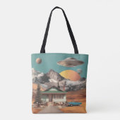 Surrealer UFO über rustikalem Haus Tasche (Rückseite)