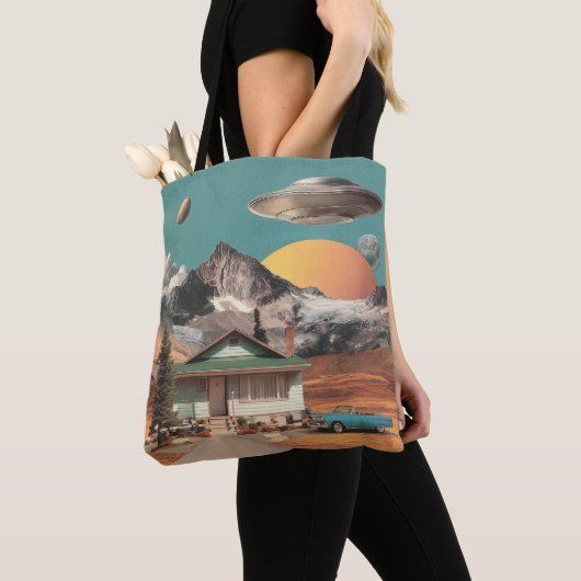 Surrealer UFO über rustikalem Haus Tasche (Von Nahem)