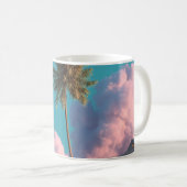Surrealer UFO- und Palmenbaumbergszene Kaffeetasse (VorderseiteRechts)