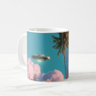 Surrealer UFO- und Palmenbaumbergszene Kaffeetasse