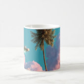 Surrealer UFO- und Palmenbaumbergszene Kaffeetasse (Mittel)