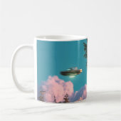 Surrealer UFO- und Palmenbaumbergszene Kaffeetasse (Links)