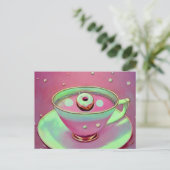 Surrealer Vintage-Teetasse & winziger Donut Postkarte (Stehend Vorderseite)