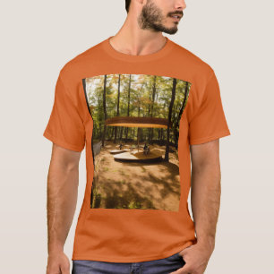 Surrealist Urban Forest: Eine Hommage an Jane Jaco T-Shirt