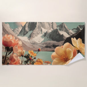 Surrealistische Berglandschaft mit blühenden Blume Strandtuch