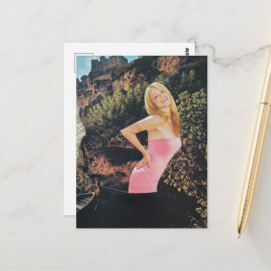 Surrealistische blonde Frau in einer rosa Kleid Co Postkarte