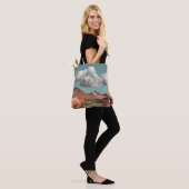 Surrealistische Blumen-Berglandschaft mit dramatis Tasche (Am Model)