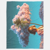 Surrealistische Frau mit Palme Fleecedecke (Vorderseite)
