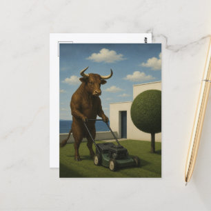 Surrealistische Kuh mäht den Rasen Postkarte