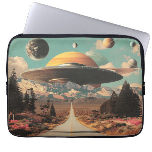 Surrealistische Landschaft mit Straße, UFO und Sat Laptopschutzhülle