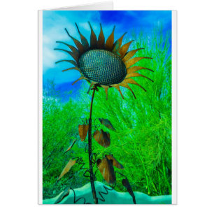 Surrealistische Metallsonnenblume gegen elektrisch