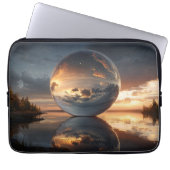Surrealistische reflektierende Kugel mit Sonnenunt Laptopschutzhülle (Vorderseite)