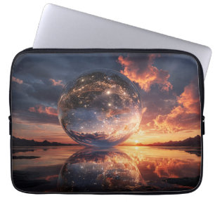 Surrealistische reflektierende Kugel mit Sternen Laptopschutzhülle