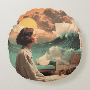 Surrealistisches Interieur mit Frau und Katze Rundes Kissen