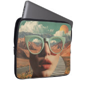 Surrealistisches Porträt mit Brille, die Wüste wid Laptopschutzhülle (Vorne Rechts)