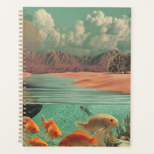 Surrealistisches Tor in der Wüste mit Unterwasser Planer