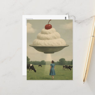 Surrealistisches UFO-Dessert auf einer Milchweide Postkarte