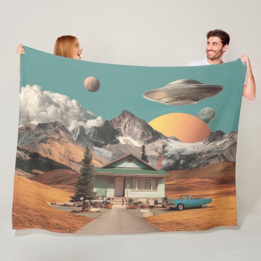 Surrealistisches UFO über rustikalem Haus Fleecedecke (Beispiel)