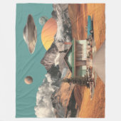 Surrealistisches UFO über rustikalem Haus Fleecedecke (Vorderseite)