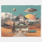 Surrealistisches UFO über rustikalem Haus Fleecedecke (Vorderseite (Horizontal))