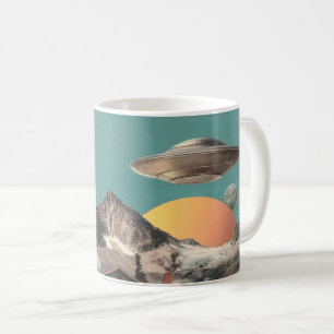 Surrealistisches UFO über rustikalem Haus Kaffeetasse