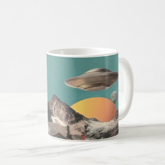 Surrealistisches UFO über rustikalem Haus Kaffeetasse (VorderseiteRechts)