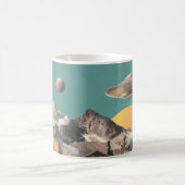 Surrealistisches UFO über rustikalem Haus Kaffeetasse (Mittel)
