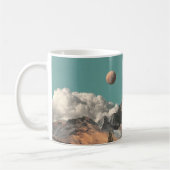 Surrealistisches UFO über rustikalem Haus Kaffeetasse (Links)