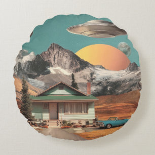 Surrealistisches UFO über rustikalem Haus Rundes Kissen