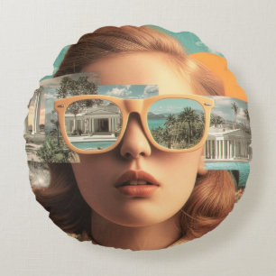 Surrealistisches weibliches Porträt mit Retro-Sonn Rundes Kissen