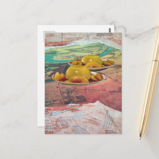 Surrrealer Pfirsich-Gebirge-Collage Postkarte
